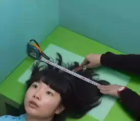 鬼马少女的怪诞自拍女摄