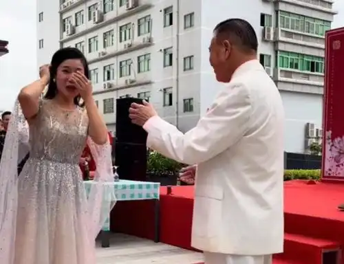 64岁万梓良现身商演,邀请女司仪跳舞,女方一脸不情愿场面尴尬