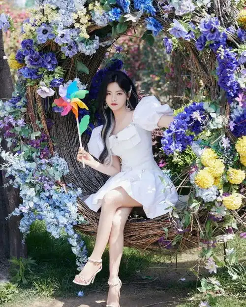 杨超越穿着白裙在花丛中太甜美了雪肤娇嫩性感靓丽