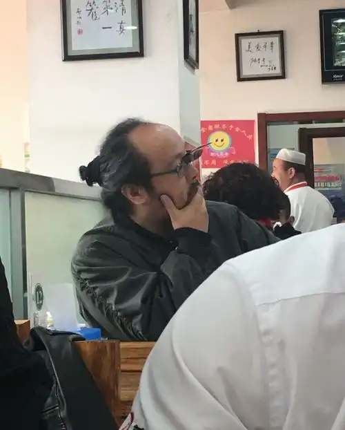 窦唯又被偶遇了,这次是在小吃店,他真是太接地气了