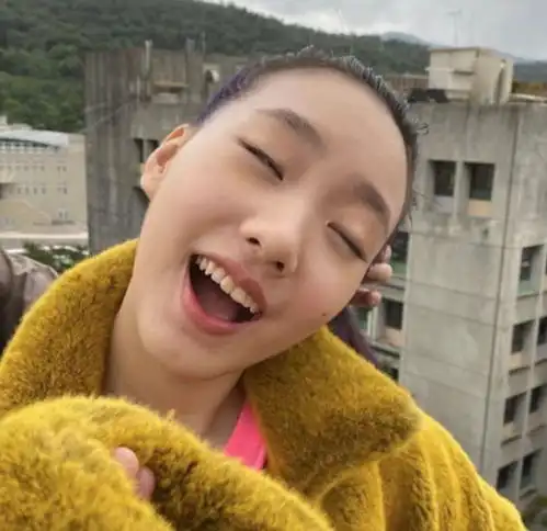 小s晒两女儿大片,14岁大女儿帅酷养眼碾压老二,厌世脸很上镜