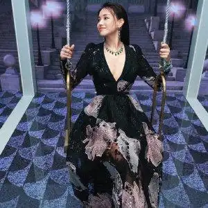 45岁舒淇还穿深v长裙,为了站c位太拼了,露出身材碾压全场