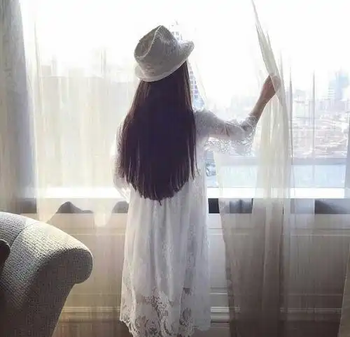 男子约女网友见面发生关系时偷拍隐私照勒索钱财因抢劫罪获刑四年