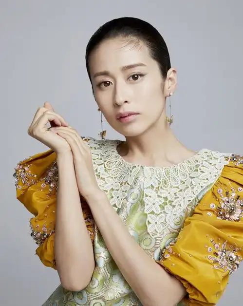 颖儿宅家化身巧厨娘,和女儿合照素颜出镜,小月亮变身艾莎公主