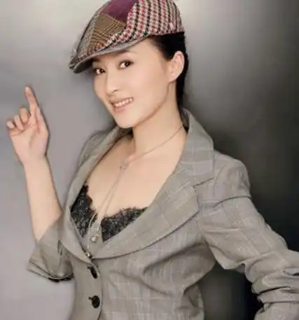有种童颜叫可云,45岁与丈夫活成两代人,女儿颜值让人惊艳