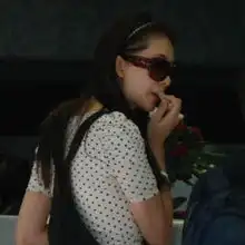 林志玲扮清纯发箍妹无人识反复涂唇膏自提行李