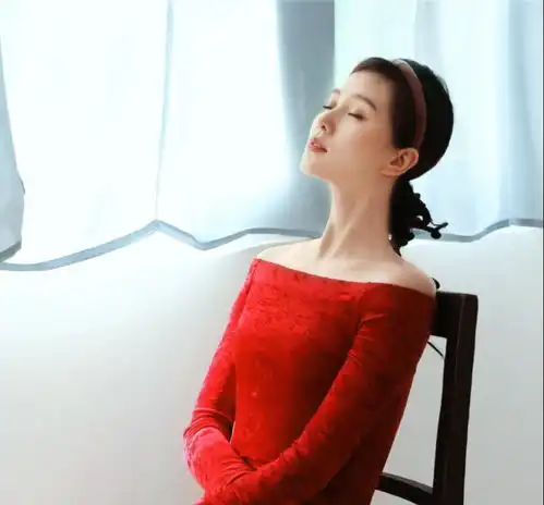 刘诗诗的气质穿搭真是绝一字肩小裙子配天鹅颈,尽显优雅淑女范