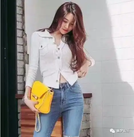 牛仔裤让你充满活力,衬托出女性高贵的时尚感