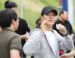 周元正式入伍与送别粉丝亲切打招呼