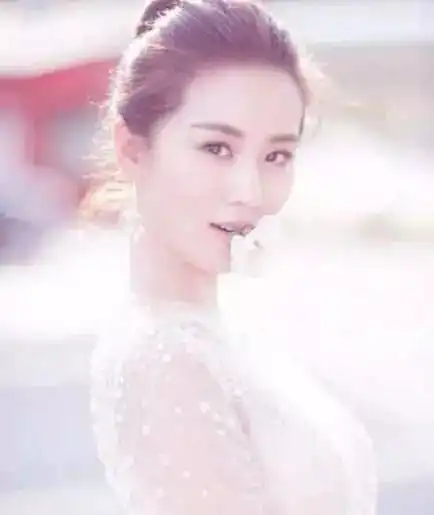 嘴里含花的10位女星,宋祖儿呆萌倪妮冷酷,李沁似花仙子