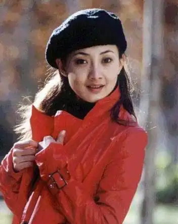 出身军艺世家,曾多次登上春晚,45岁风采依旧丈夫身份至今成谜
