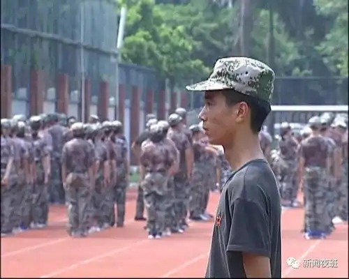 00后大学生开始军训青春个性朝气蓬勃