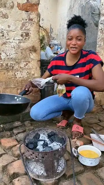 非洲的美女超级喜欢吃中国美食,她在教你们做饭