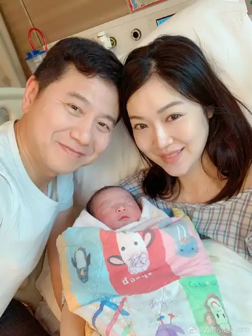 组图黄有龙前女友叶翠翠三胎产子嫁富豪老公四年生三子