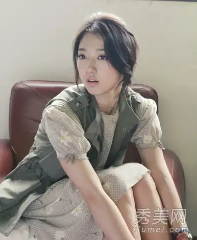 韩国女演员朴信惠展示适合圆脸女孩的发型