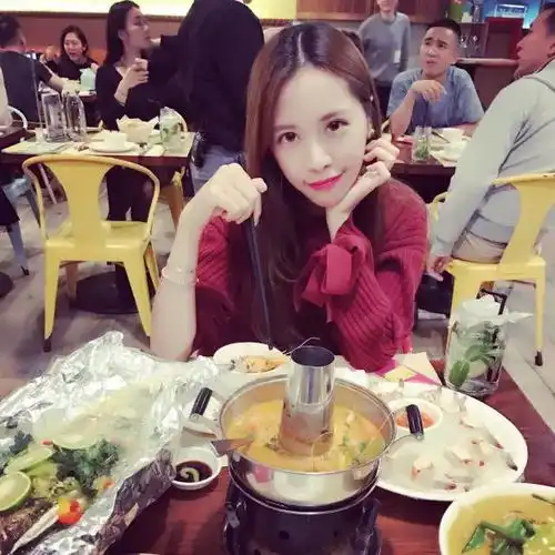 那个叫o靓妹的女孩,有个叫肥强的男生让我跟你说,他中意你