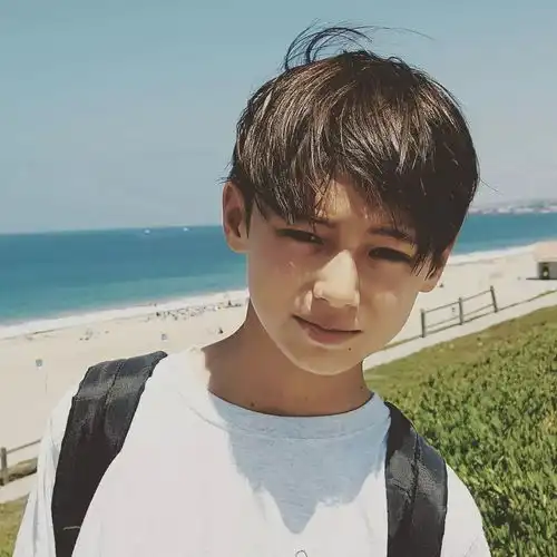 这个萌出血的11岁正太让人看了就想拐走简直就是小天使本人嘛