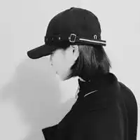 头像戴帽子女生酷带帽子女生酷侧面相机头像