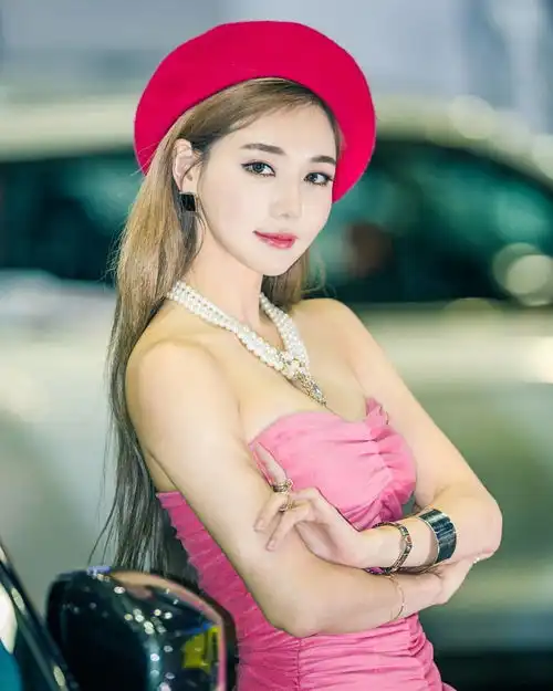 美女穿搭小姐姐韩佳恩的粉色裹胸裙
