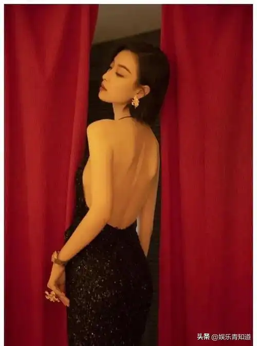 倪妮近照曝光,穿深v裙秀身材,34岁韵味十足
