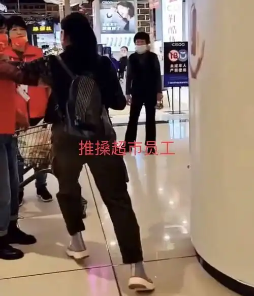 女子偷东西被发现拒不承认反还嚣张掌掴女店员耳光,碰一下就赔偿