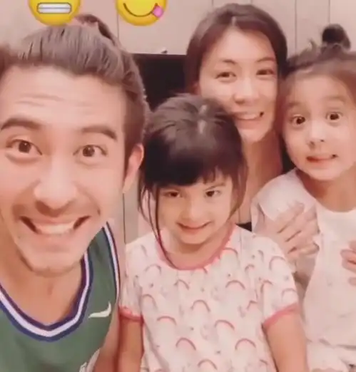 贾静雯女儿cos表情包,以为姐妹花出糗又好笑,哪知可爱度超标