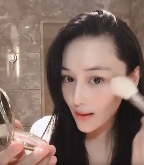 张馨予产女后身材已恢复,晒近照气色超好,使用超昂贵化妆品太壕