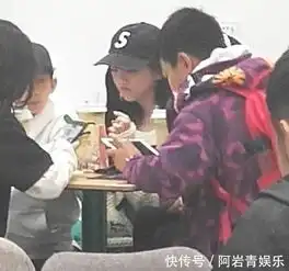 王菲12岁女儿李嫣近照曝光,头戴棒球帽酷味十足与小伙伴组团逛街
