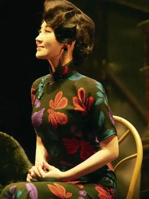 8位气质美女穿旗袍,倪妮霸气,张曼玉经典,却都不及她扭得好看