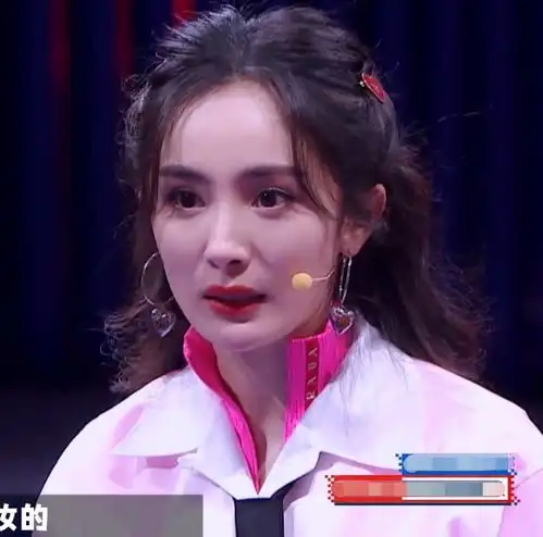 杨幂都34岁了,还学05后穿jk制服,搭配黑袜腿意外嫩成18岁