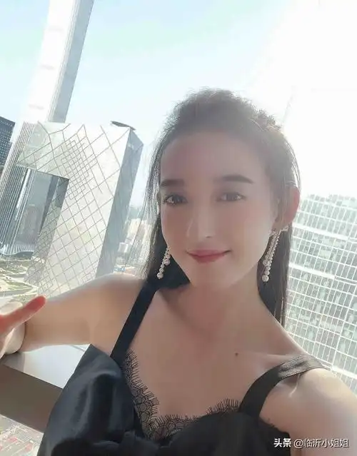 康宁,温柔清新的混血美女,高挑靓丽的身姿,太让人羡慕啦