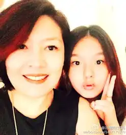 哈文晒李咏父女十年对比照网友咏哥现在更年轻