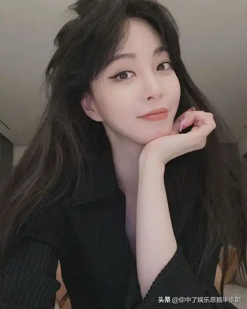 女星韩艺瑟直播大秀事业线,应粉丝要求大展胸前纹身引争议
