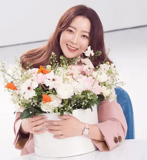 金喜善韩国难得的天然美女,女儿却是最丑星二代,15岁逆袭