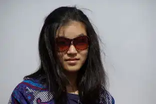 戴太阳镜的女孩儿