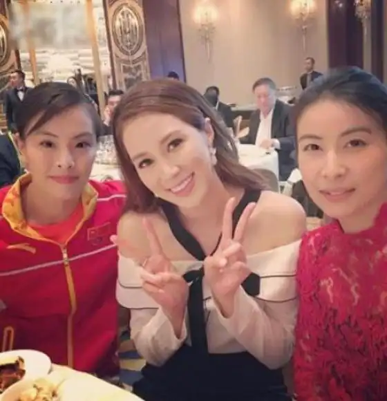 郭晶晶与吴敏霞同框像姐妹花,满屏少女感,千亿儿媳徐子淇成陪衬