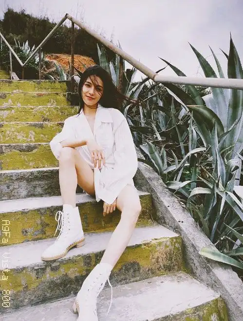 钟楚曦化身港风女郎,身穿一袭黑色抹胸鱼尾裙,实力演绎复古名伶