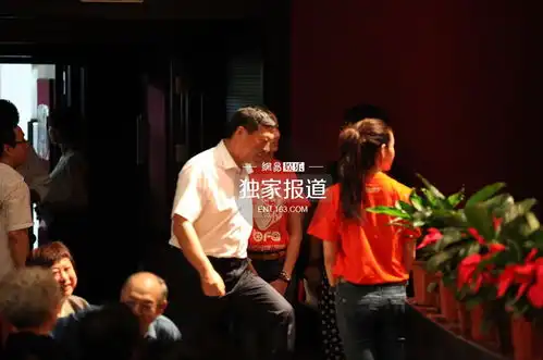 北影开学典礼新生睡倒一片红衣女抢镜