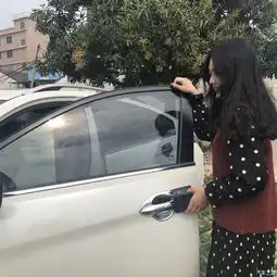 美女大学生邂逅启辰t90,书香气质与风雕美学的完美结合