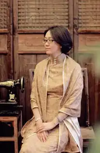 蕾丝边儿珍珠扣,17岁痞帅的他用一把剪刀裁出女人最美的时光