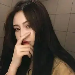 女生长发头像高冷微笑是我的伪装