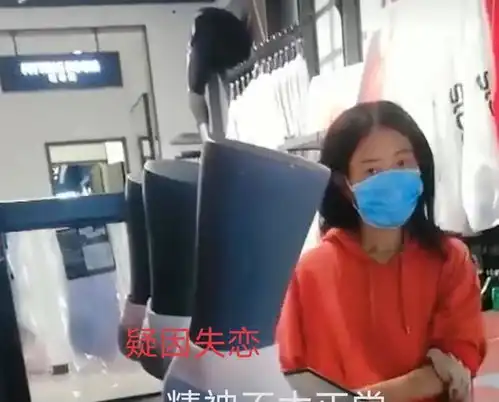 流浪在深圳龙华的女大学生,好心人给她买吃的,笑得像个孩子