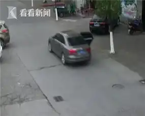 女司机未关车门高速驾驶交警我超不过只能跟后面