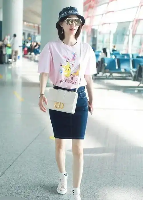 王丽坤不愧是素颜女神,粉色t恤配牛仔裙清新减龄,甜美温柔