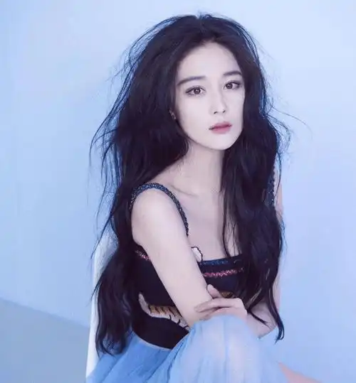 吴卓羲凌晨艾特女歌手,疑似官宣恋情,网友与张馨予一个套路
