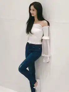 周洁琼机场再现锁骨杀,穿一字肩连衣裙超显瘦,美成小仙女