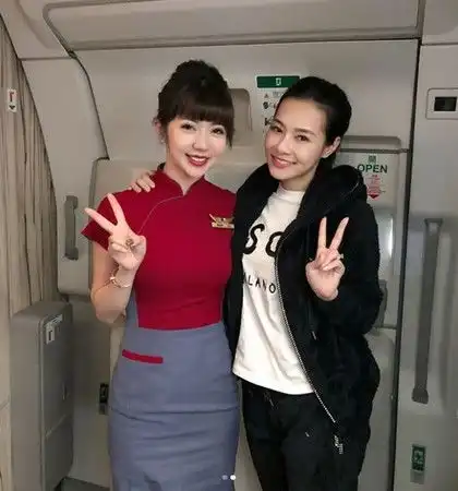 华航空姐最后一飞同框女星网狂赞童颜巨乳根本完胜