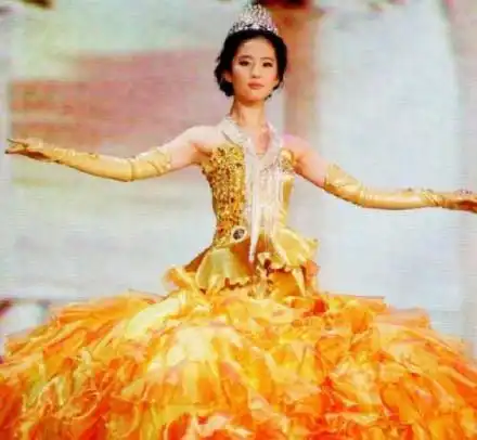金鹰女神官宣热巴,礼服耗资巨大,极尽奢华,网友真的不好看综艺节目海峡网
