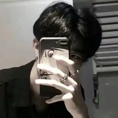 男生拿手机遮脸头像初恋迈进老树