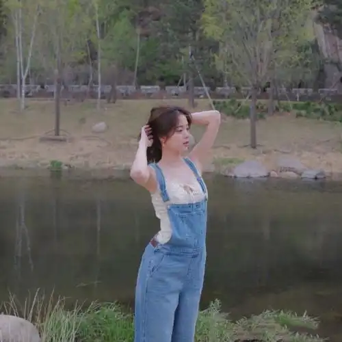 欧阳娜娜心血来潮拉大提琴,穿运动装露腿,腿看起来比杨幂都要细